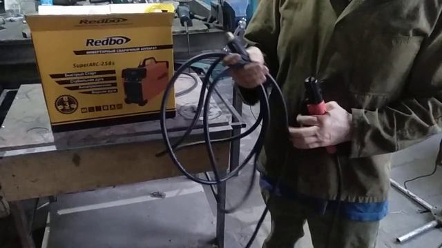 Обзор и тест сварочного инвертора Redbo SuperArc 258S часть 1 смотреть онлайн