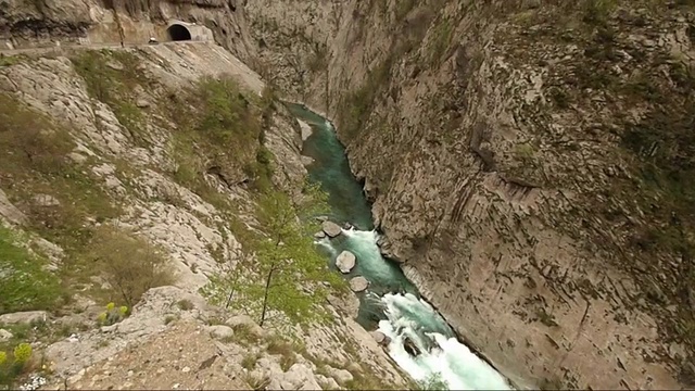 MNE Moracha Kayon-kayak