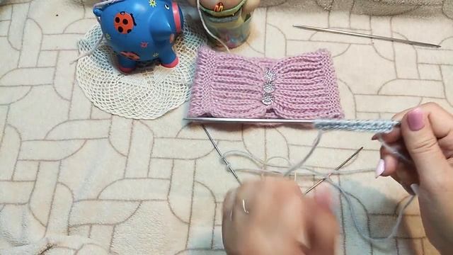 Нежная повязка на голову для девочки. МК. Вязание спицами смотреть онлайн