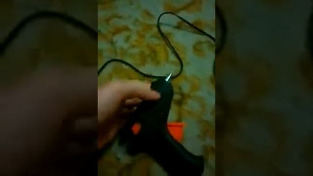 Как пользоваться клеевым пистолетом !!! ??? смотреть онлайн