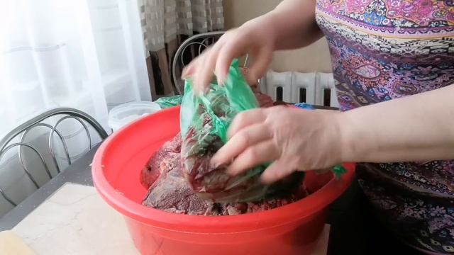 Довязываю, наконец. Солим мясо. Готовлю обед. смотреть онлайн