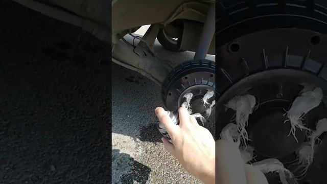 Красим тормозные барабаны, на приоре?с балончика, не снимая барабанов. Не забываем обезжиреть. смотреть онлайн