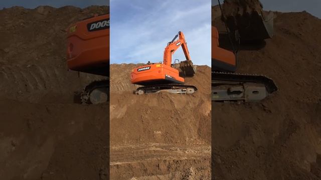 Осторожно! Работают гусеничные экскаваторы