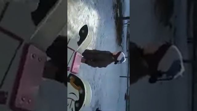 Копыта у лошадки... Артёмка на детской площадке у дома (Гатчина). 04.04.2018, 14:23 смотреть онлайн