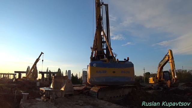 Bauer BG-28 бурение скважины под бнс для третьего моста в Волгодонске , часть-2. смотреть онлайн