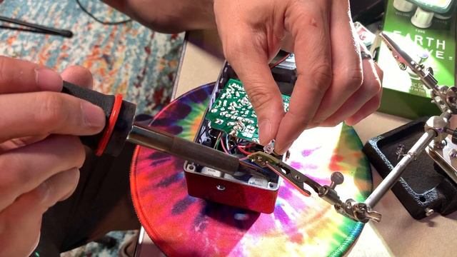 How to change the LED in a TS808 Ibanez Tubescreamer смотреть онлайн