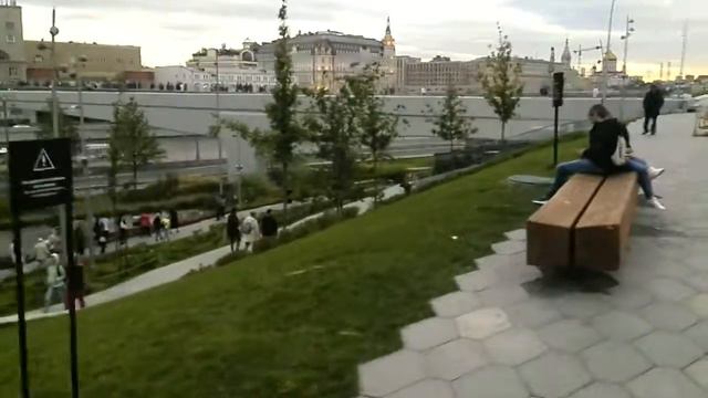 Бродячая собака бросается на ребенка, парк Зарядье, Москва смотреть онлайн