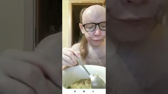 Мужик кушает СУП. смотреть онлайн