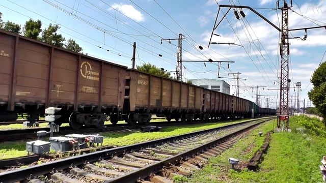 Прибытие ГРУЗОВОГО поезда на станцию Белореченская. Железная дорога СКЖД смотреть онлайн