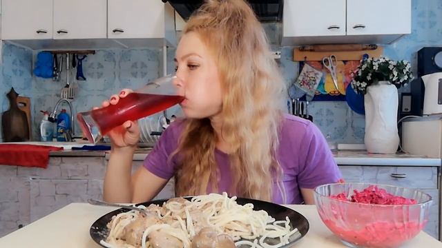 Мукбанг, спагети// печень тушёная// Болталка обо всём. смотреть онлайн