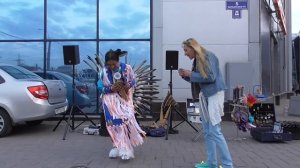 Танец огня! Индеец танцует, а русская не отстает!