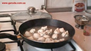 Жареные пельмени с луком.