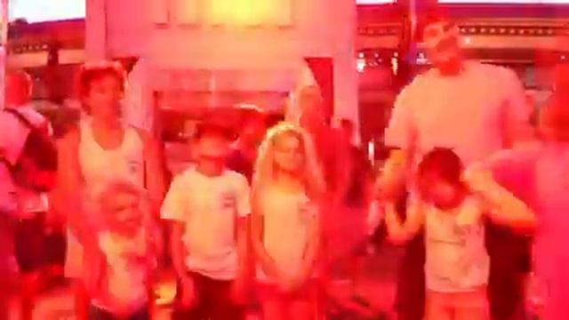 Los Ribas-Barbeito bailoteando en DisneyWorld смотреть онлайн