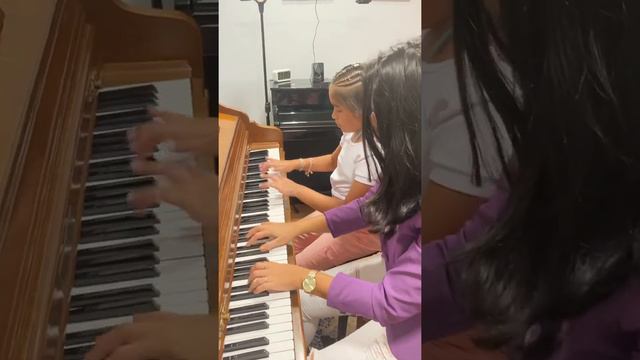 “The Knuckle Song” - Piano Duet (Circus Music) смотреть онлайн