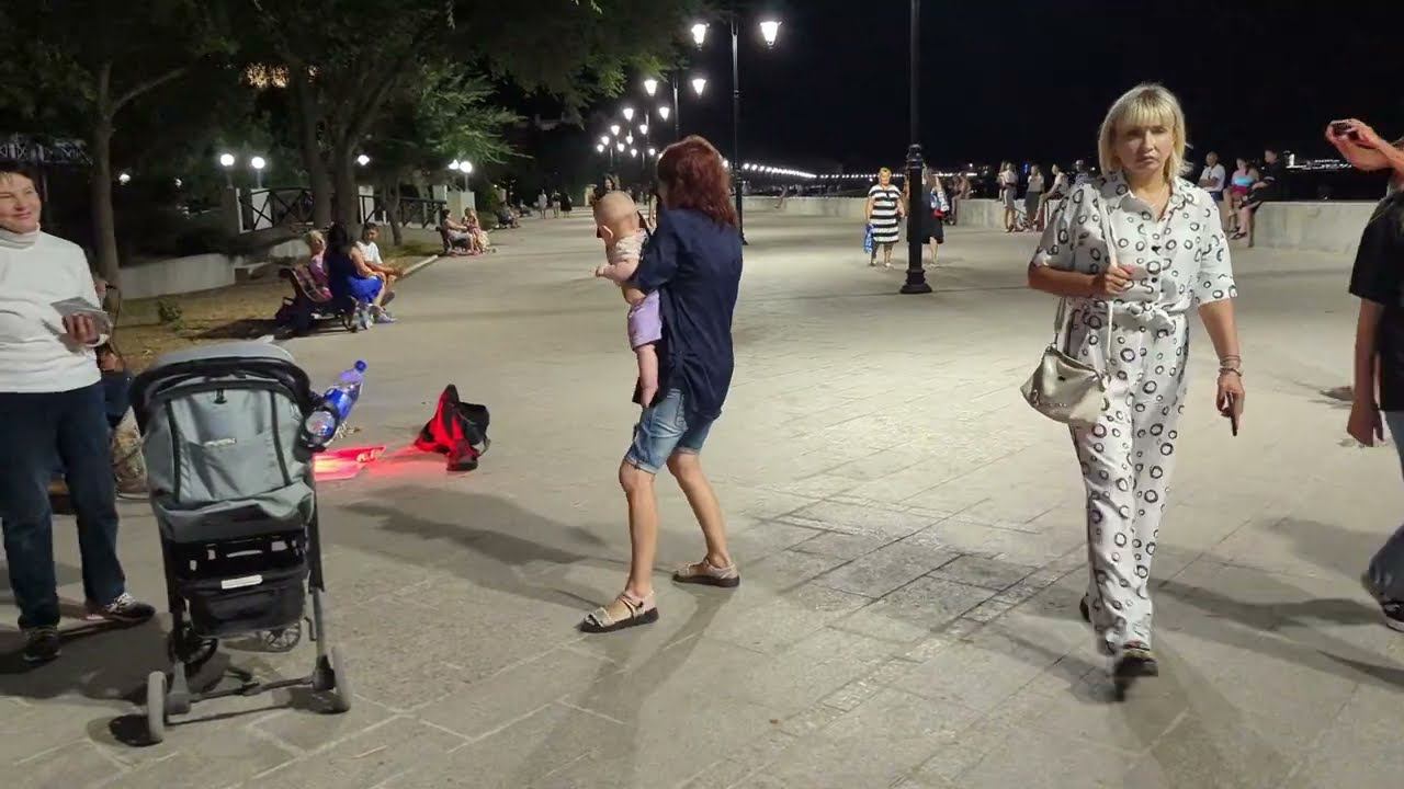 Евпатория 2024. Сезона нет, а люди есть, может оптический обман))) Ночная прогулка по курзалу. смотреть онлайн