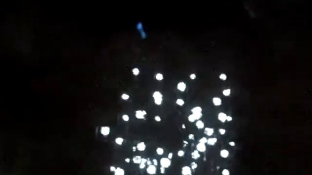 Falling snow in a tree(LED) смотреть онлайн