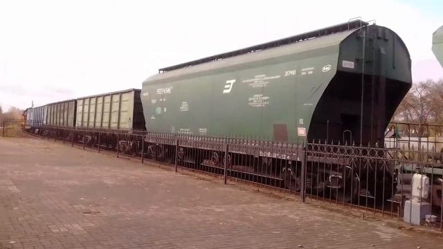 ЧМЭ3-4745 маневрирует с грузовым поездом по станции Губкин смотреть онлайн
