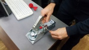 Как работает противоугонный замок для легкового прицепа МЗСА