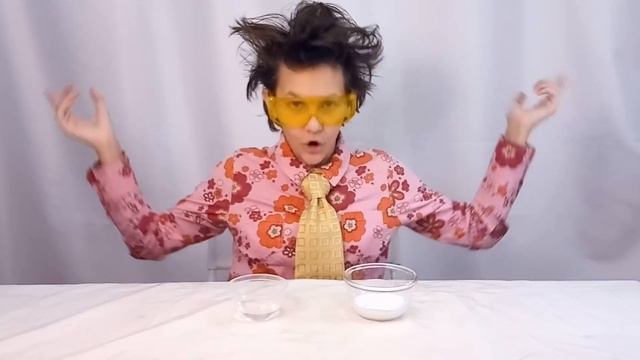 Угадай, где клей, чтобы не испортить слайм! Чокнутый Профессор устроил Вике новый слайм челлендж! смотреть онлайн