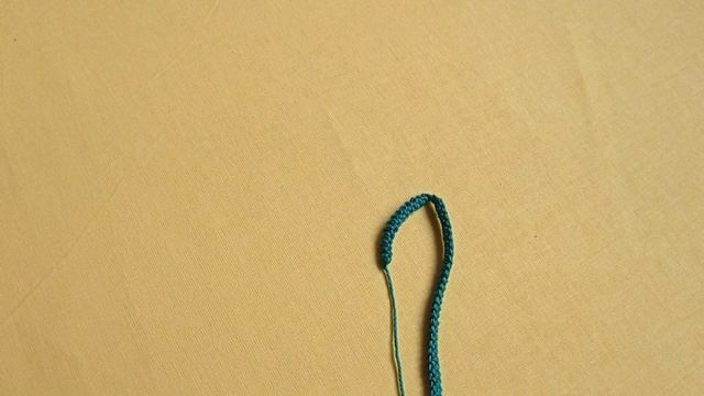 Вяжем простой остренький листок крючком и быстрый шнур-гусеничку смотреть онлайн