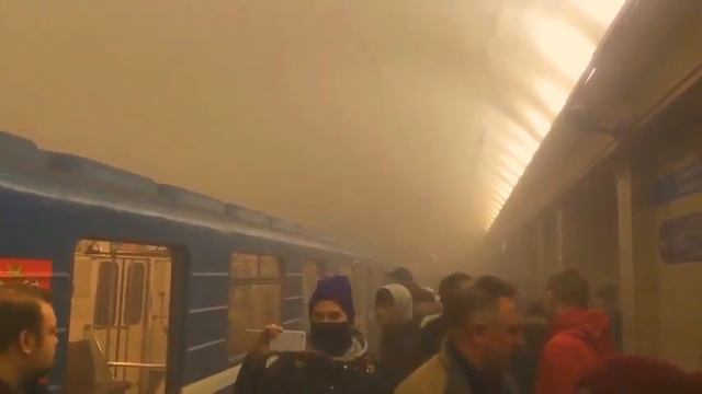 ВИДЕО С МЕСТА ЗАДЫМЛЕНИЯ В ПИТЕРБУРГЕ!!КАМЕРЫ ВИДЕОНАБЛЮДЕНИЯ СКАЗАЛИ ВСЮ ПРАВДУ!МЕТРО ОКУПИРОВАННО смотреть онлайн