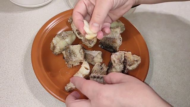 Салат из минтая. Необычное сочетание продуктов и интересный вкус смотреть онлайн