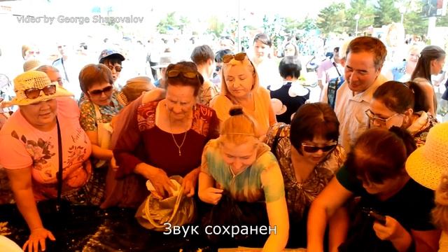 Раздача праздничного пирога на день города в городе Костанай 2017 год. смотреть онлайн