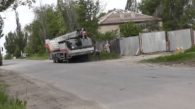 Продолжение. На месте разрушенного обстрелами дома строят новый. Луганск 06.2016 смотреть онлайн