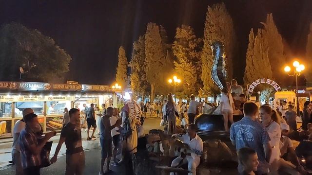 Вечерняя Алушта 2021. Прорываемся сквозь толпы. Прогулка по набережной. смотреть онлайн