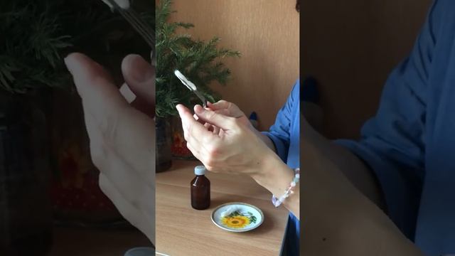 Делаем ватные турундочки в нос.