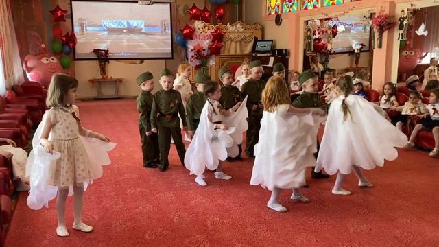 Танец "Птицы белые" (муз.С.Ранда, сл. В. Редкозубов). Группа №9 "Ягодки" смотреть онлайн