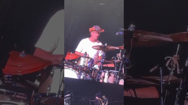 06/13/22 - Tampa - Keith Urban Let’s a Fan Play Drums смотреть онлайн