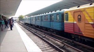Рабочий электропоезд 81-710 «ЕЖ-3» с вагоном путеизмеритель 81-714 на станции метро Выхино.