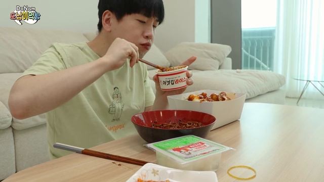 슈프림치킨 뼈..는 어때요? How can Supreme Chicken be like this..?! Cinema Mukbang by DoNam смотреть онлайн