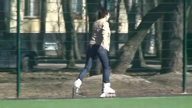 Учусь кататься на роликах, коментарии дочери. смотреть онлайн