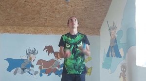 Как научиться жонглировать 4 мячами