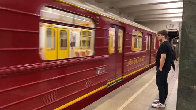 Прибытие 81-717.5М (МВМ) «Красная стрела» на станцию «Преображенская площадь» смотреть онлайн