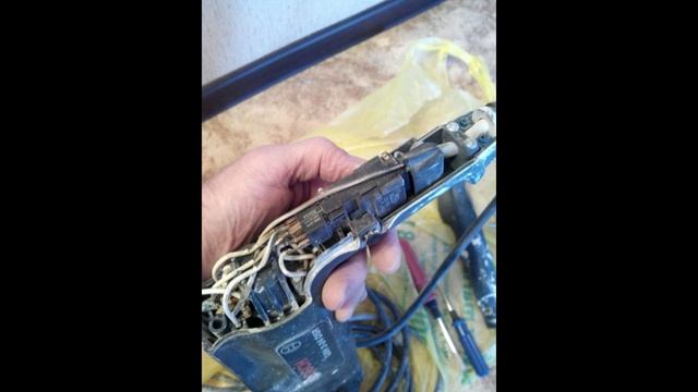 Ремонт перфоратора BOSCH GBH 2 24 DSR . Замена сетевого фильтра . смотреть онлайн