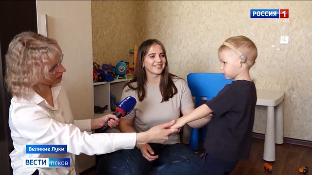 На подготовку ровно год. Родители двухлетнего Демьяна из Великих Лук борются за слух малыша смотреть онлайн