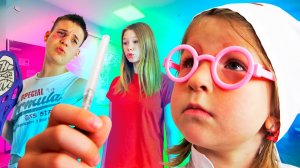 Саша притворяется доктором и лечит пациентов в больнице