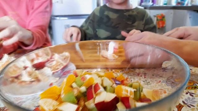 Готовим фруктовый салат с детьми смотреть онлайн