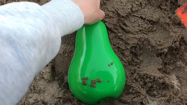 Цветные формочки для песка Лепим куличики из песка ягоды и фрукты playing with sand смотреть онлайн