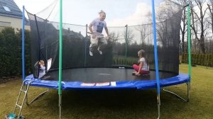 Огромный батут для детей дома или Дети прыгают на Батуте for kids
