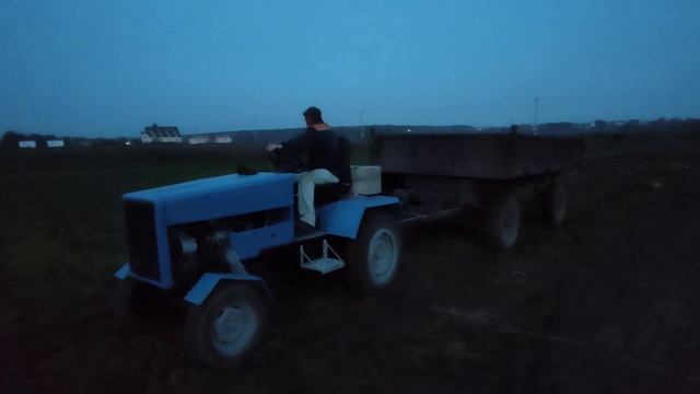 САМОДЕЛЬНЫЙ МИНИТРАКТОР ТЯНЕТ ТРАКТОРНЫЙ ПРИЦЕП смотреть онлайн