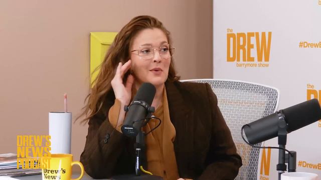 Aubrey Plaza Wishes Drew Barrymore Was Her Mom | Drew's News Podcast смотреть онлайн