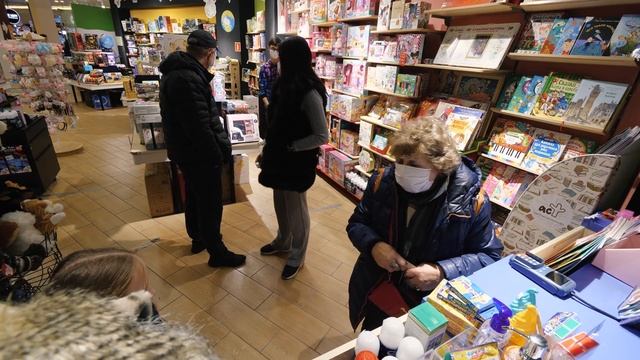 БАБУШКА НЕ МОЖЕТ КУПИТЬ ПОДАРОК ВНУЧКЕ. ПОМОГУТ ЛИ ЛЮДИ? ЧТО БЫ СДЕЛАЛИ ВЫ? смотреть онлайн