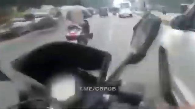 Теперь понятно откуда в Индии мода на безумные трюки в кино, вы только посмотрите как они водят. смотреть онлайн