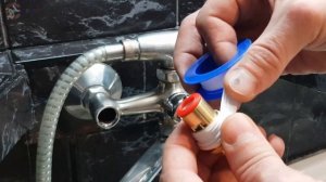 Простой способ замены кранбуксы в смесителе в ванной.