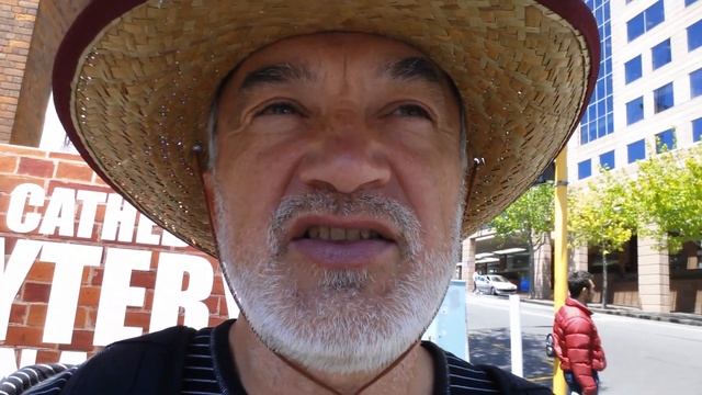 Я купил соломенную шляпу