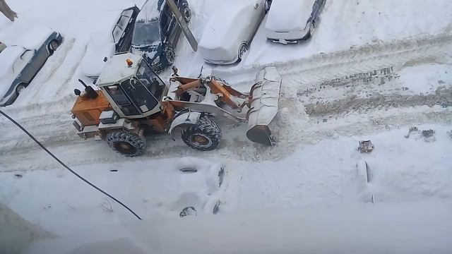 Трактор чистит снег во дворе ??? смотреть онлайн